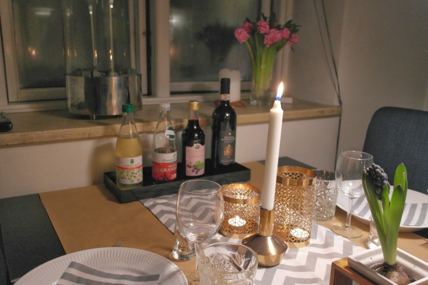 Borddækning med grå striber og kobber 