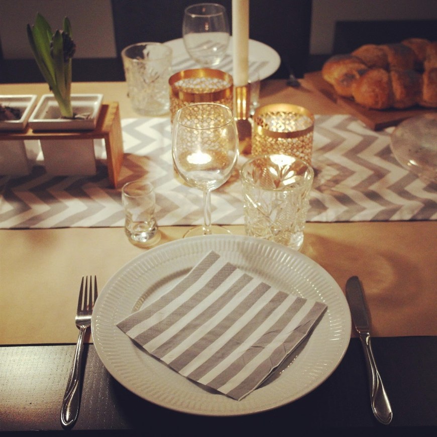Borddækning med grå striber og kobber 