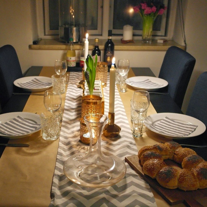 Borddækning med grå striber og kobber 