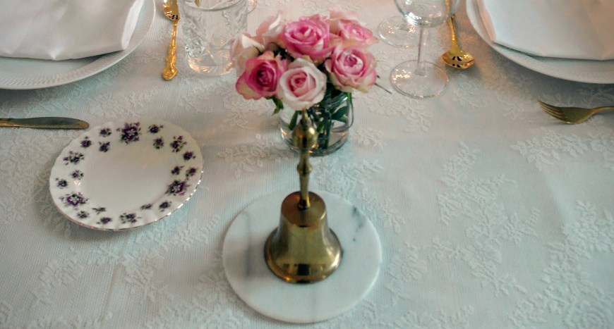 Borddækning med klokker 