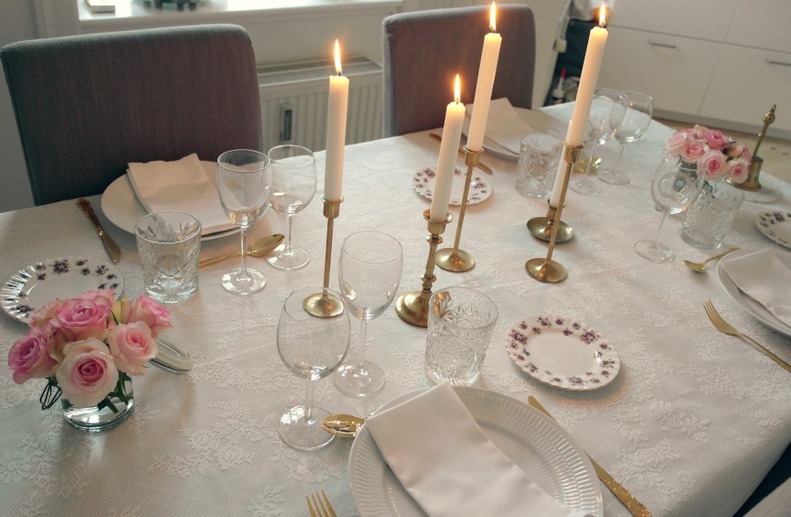 Borddækning med blonder, roser og guld 